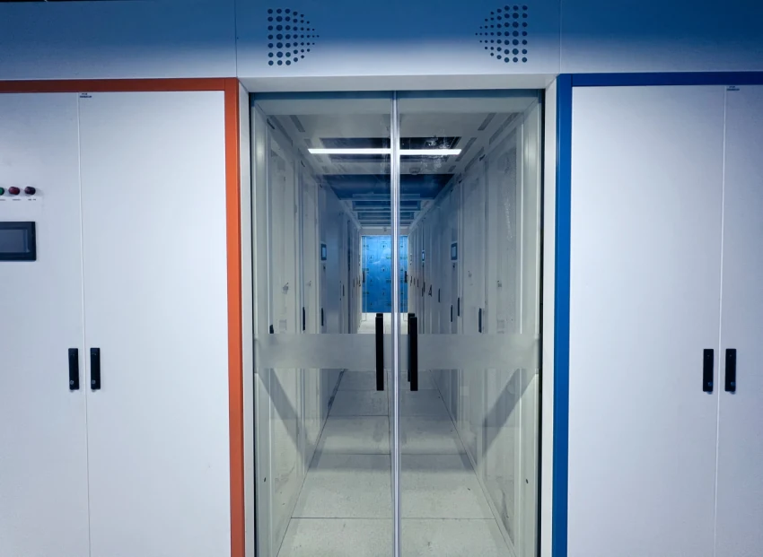 Yunman IDC · enclosed aisle
